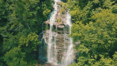 magníficas imágenes de drones de amicalola falls, la cascada más grande de toda georgia