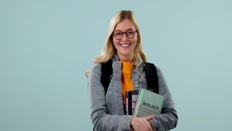 mujer, estudiante y nerd en gafas con libros