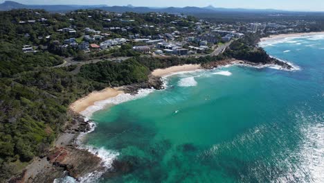 Olas-Del-Mar-Junto-A-La-Ciudad-Costera-En-Coolum-Beach-En-La-Costa-Del-Sol,-Región-De-Noosa,-Qld-Australia