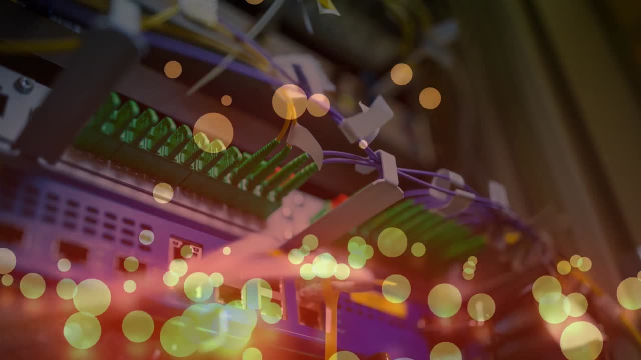 컴퓨터 전선 위에 떠다니는 불과 점들의 애니메이션