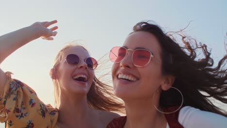 Chicas-Bailando-En-La-Playa/dabrowa-Gornicza/polonia