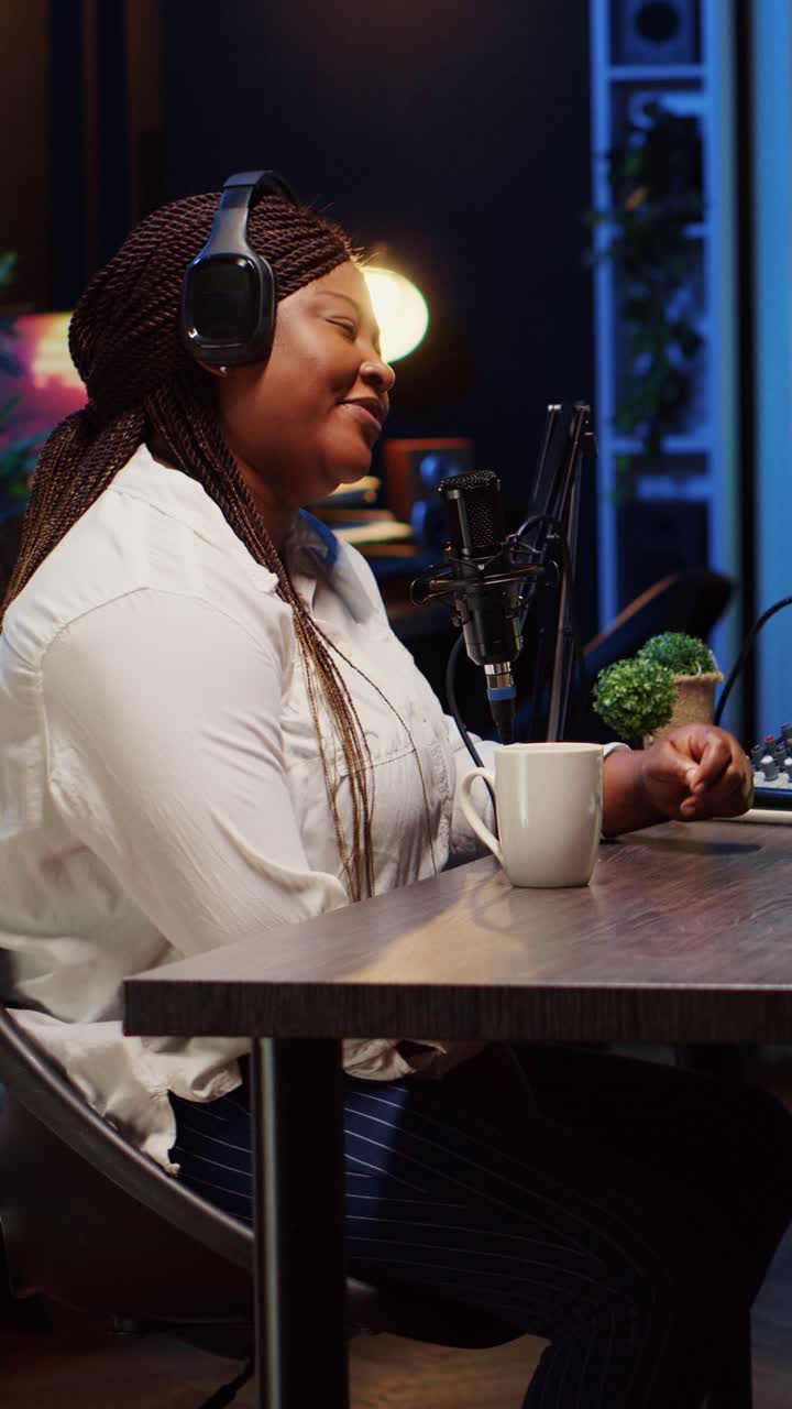 Vertikal video: Kvinde er vært på en podcast og bruger professionelt audioudstyr for at sikre høj lydkvalitet