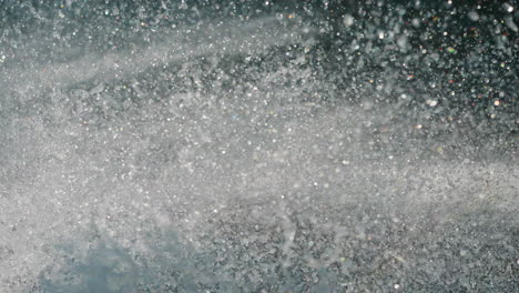 salpicaduras brillantes de agua en el lago después de un movimiento de transporte rápido. olas y espuma en la superficie de un cuerpo de agua transparente. intenso movimiento de agua de mar durante la tormenta