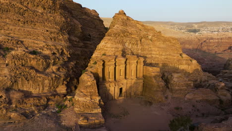 Fachada-Del-Monasterio-Ad-Deir-Al-Atardecer-En-Petra,-Jordania