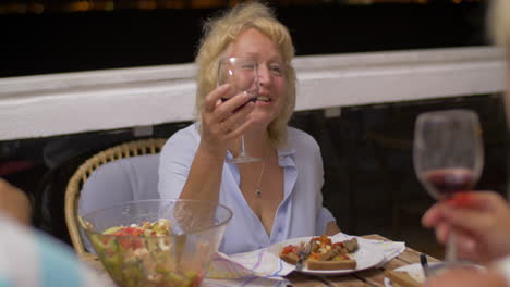 familienessen auf dem balkon am späten abend