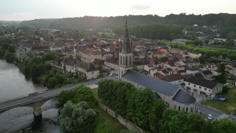 Drohne-Mit-Niedrigem-Schwenk,-Luftaufnahme-Der-Stadt-Lalinde,-Frankreich