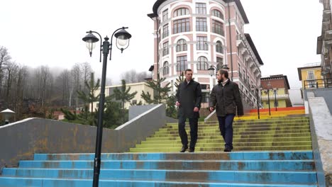 hombres caminando por escalones coloridos cerca de un edificio