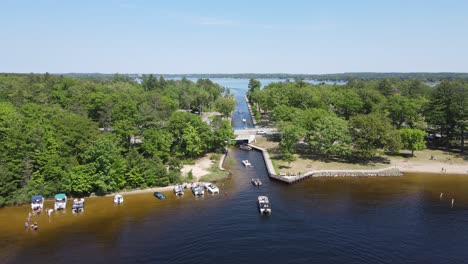 Embarcaciones-De-Recreo-Utilizan-El-Canal-Que-Conecta-El-Lago-Mitchell-Y-El-Lago-Cadillac,-En-Cadillac-Michigan