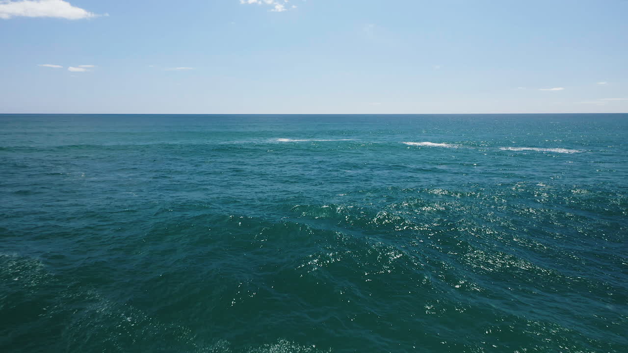 뉴질랜드의 태즈만 해와 피하 해변의 공중 풍경, 야생 바위 해변을 향해 뒤집어