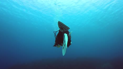 Zeitraffer-Eines-Tauchers,-Der-Im-Ostchinesischen-Meer-Kumejima-Okinawa-Japan-Schwimmt