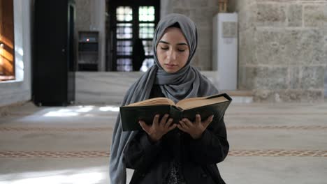 Muslimische-Frau-Liest-Koran