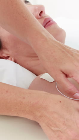 mujer que recibe electroterapia