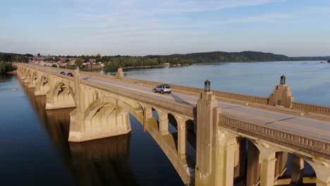 Toma-Aérea-Estática-Del-Tráfico-Del-Puente-Conmemorativo-De-Los-Veteranos-Entre-Lancaster-Y-York-Pa-En-Susquehanna