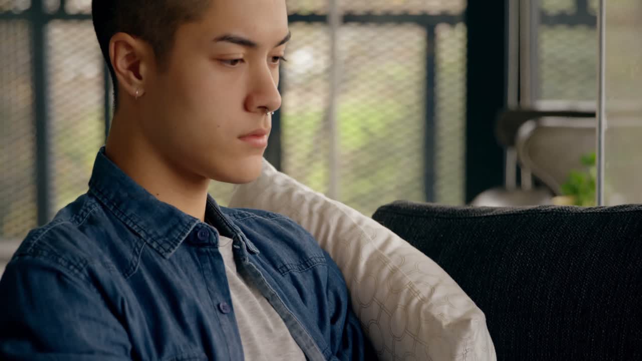 집에서 노트북을 사용하는 젊은 남자 4k