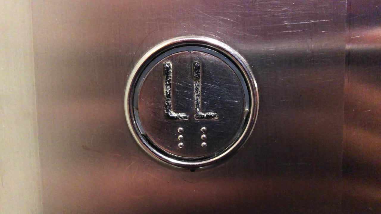 열쇠로 엘리베이터를 부르는 사람