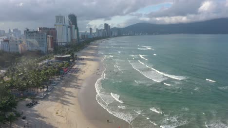 Luftaufnahme-Des-Langen-Weißen-Sandes-Stretch-My-Khe,-My-Bac-An-Und-Non-Nuoc-Strand-Mit-Bergen-Und-Wellen-An-Einem-Sonnigen-Tag-In-Danang,-Zentralvietnam