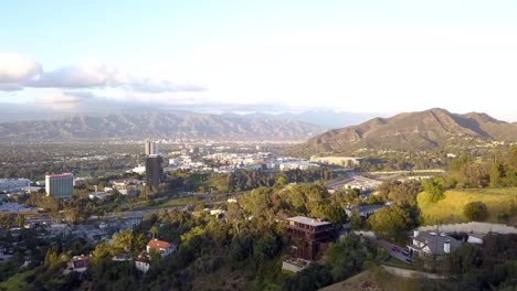 Universal-City-überblickt-Zur-Goldenen-Stunde-Spektakuläre-Luftaufnahme-Flugpanorama-übersicht-Drohnenaufnahmen-Von-La-Mulholland-Drive-Kalifornien-2018