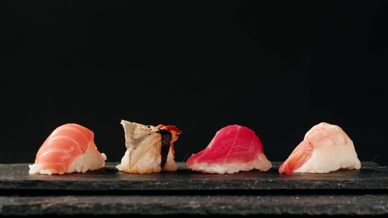 Piatto di sashimi, ristorante giapponese, fette fresche di tonno e salmone in un locale moderno, cibo tradizionale, piatto di pesce rosso crudo, omega 3
