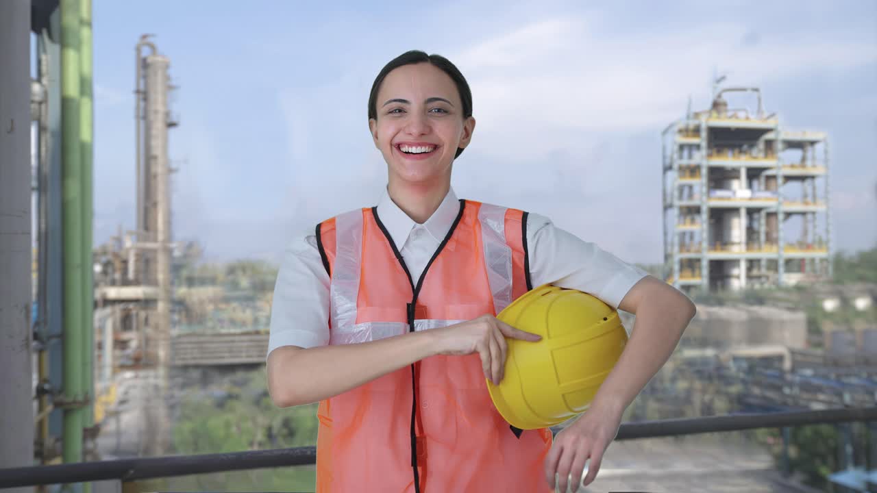 feliz arquitecta india quitando el sombrero después del trabajo