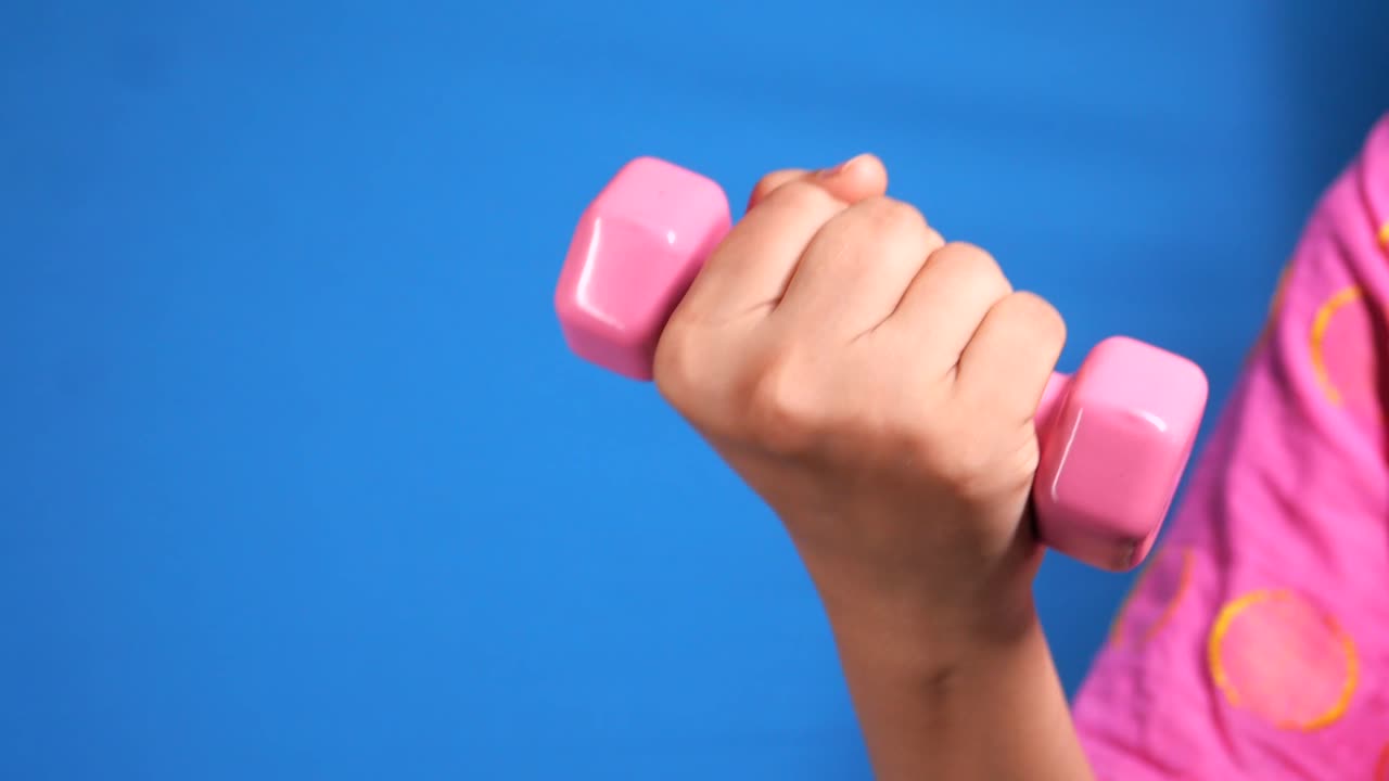 분홍색 덤벨을 들고 있는 사람