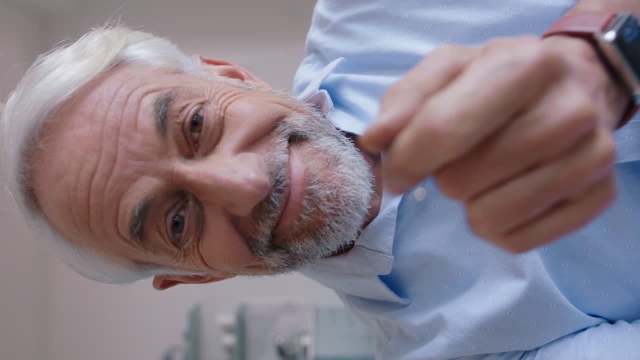 anciano feliz teniendo video chat usando lenguaje de señas en la cámara web en casa abuelo sordo hablando compartiendo estilo de vida disfrutando de la comunicación en línea en pantalla vertical