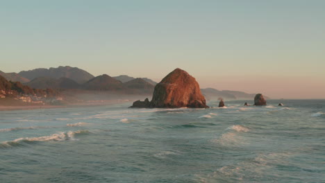 un tir aérien en avant bas vers haystack rock, dans l'oregon.