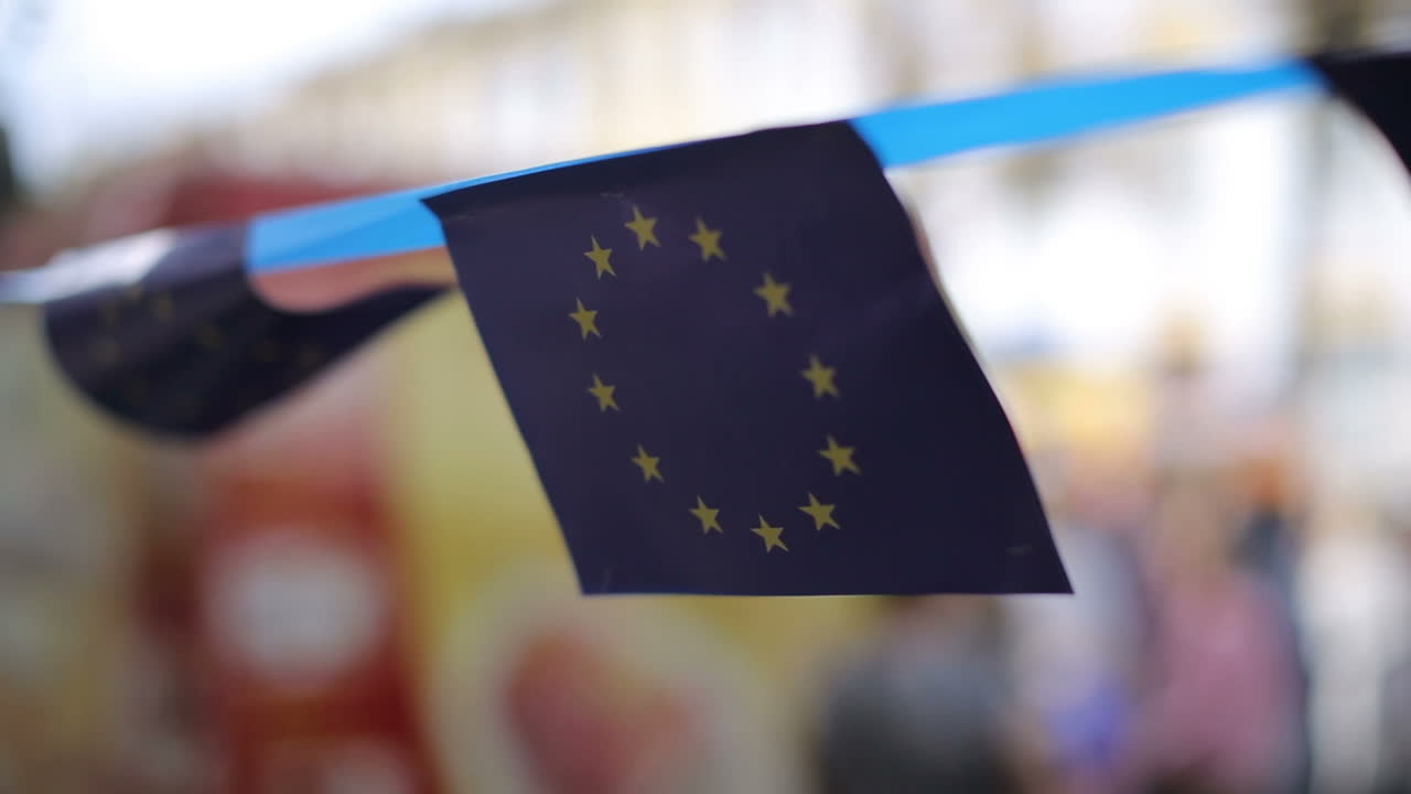 Bandiera Euro su corda. Bandiere blu dell'Unione Europea che sventolano appese a una corda.