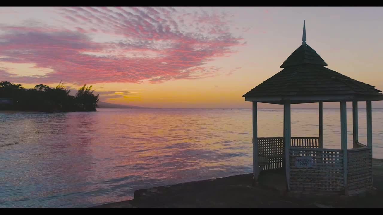 gazebo junto al mar vibrantes vistas al atardecer