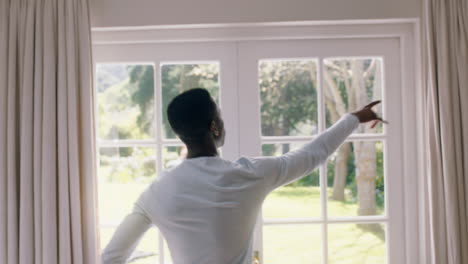 hombre afroamericano divertido bailando en el dormitorio divirtiéndose celebrando sintiéndose positivo disfrutando de un estilo de vida exitoso haciendo bailes tontos en casa la mañana del fin de semana usando pijama