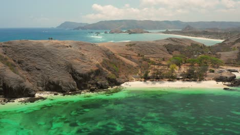 la playa de arena blanca de tanjung aan en lombok, indonesia durante un día soleado