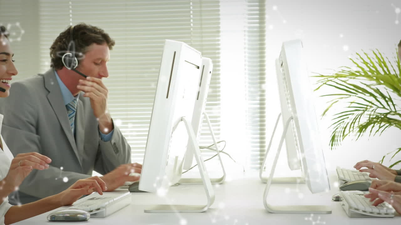 animación de moléculas en movimiento sobre personas de negocios que usan auriculares de teléfono