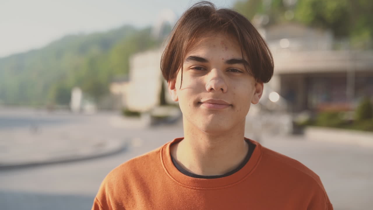 adolescente mira sonriendo directamente a la cámara