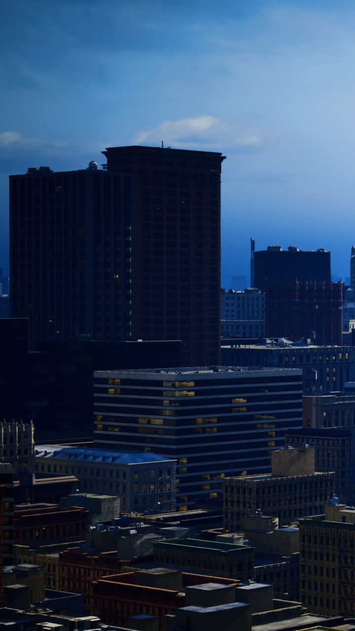 Vista del horizonte de la ciudad con edificios y horizonte distante durante la tarde