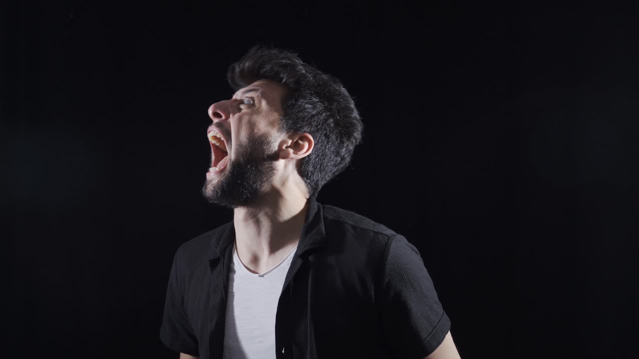 정신질환자가 비명을 지르고 있습니다.