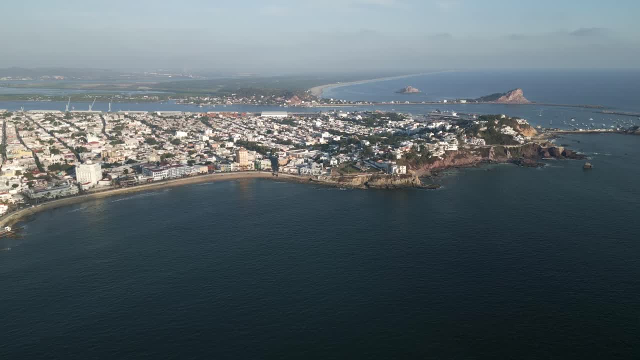 vista aérea de la ciudad turística de mazatlán, méxico, a lo largo de la costa del pacífico en el estado de sinaloa, paisaje urbano de drones y puerto con ferry