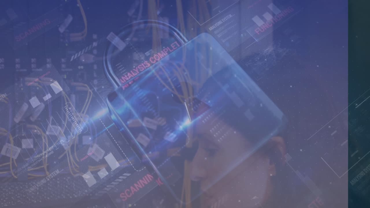 서버 에서 일하는 백인 여성 엔지니어에 대한 보안 락 아이콘의 애니메이션