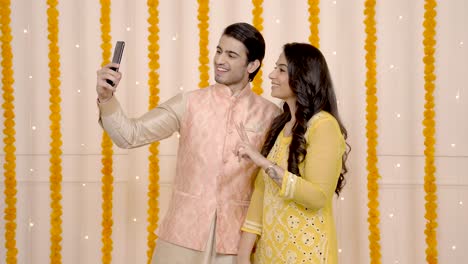 pareja india haciendo clic en fotos en diwali