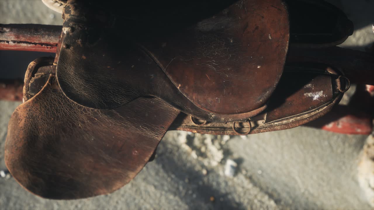 silla de cuero del jinete en la valla en el desierto