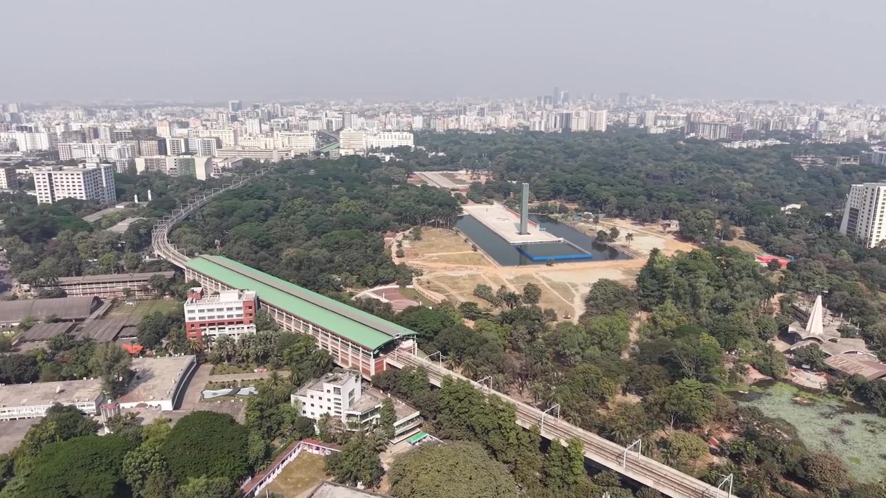 Vista aerea con drone della stazione della metropolitana di Dhaka accanto al parco Suhrawardy Udyan.