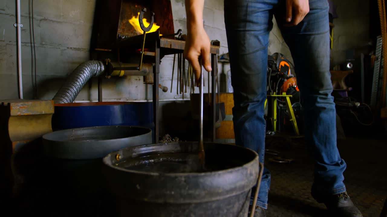 metalúrgico trabajando en el taller 4k