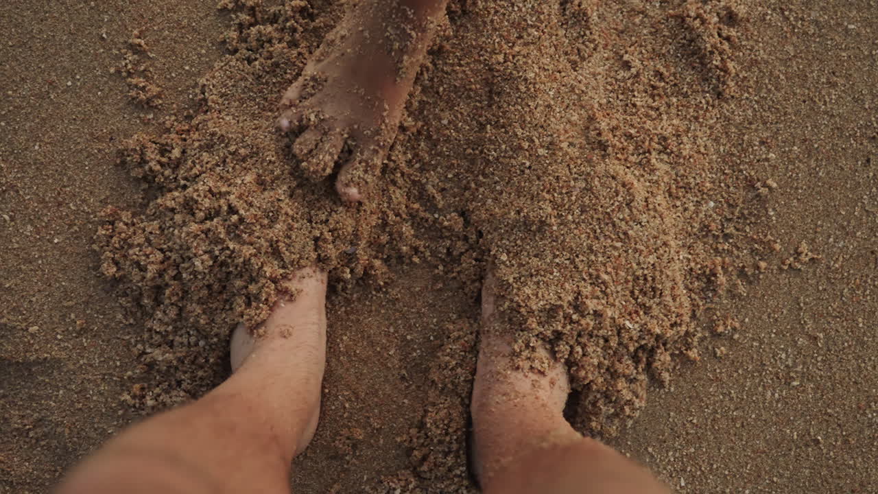 I bambini si divertono sulla riva sabbiosa. I bambini corrono felicemente lungo la spiaggia sabbiosa. I bambini ridono e schizzano mentre le onde incontrano la sabbia soffice. I giovani si scatenano liberamente sulla riva dove gli spruzzi dell'oceano baciano i loro piedi