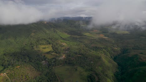 dolly inn con drone, sobre montañas en un día nublado con niebla, en curiti colombia