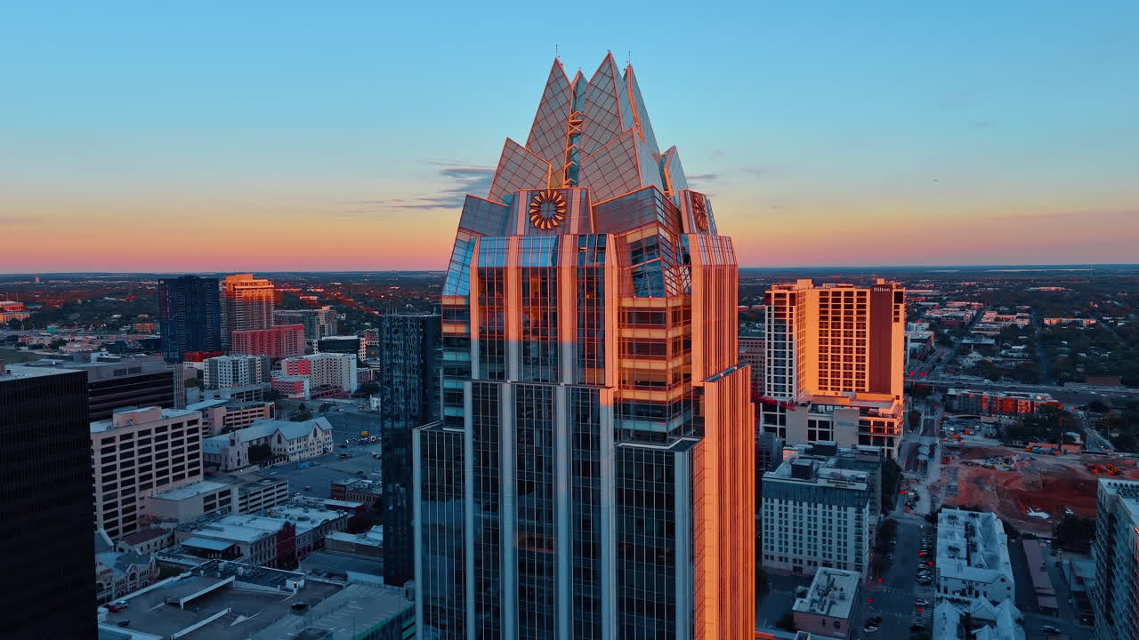 Austin, USA, 21 novembre 2025: Luce del tramonto sulla Frost Bank Tower e lo skyline di Austin. Calda luce dell'ora d'oro che illumina la facciata in vetro della Frost Bank Tower con gli edifici della città sullo sfondo