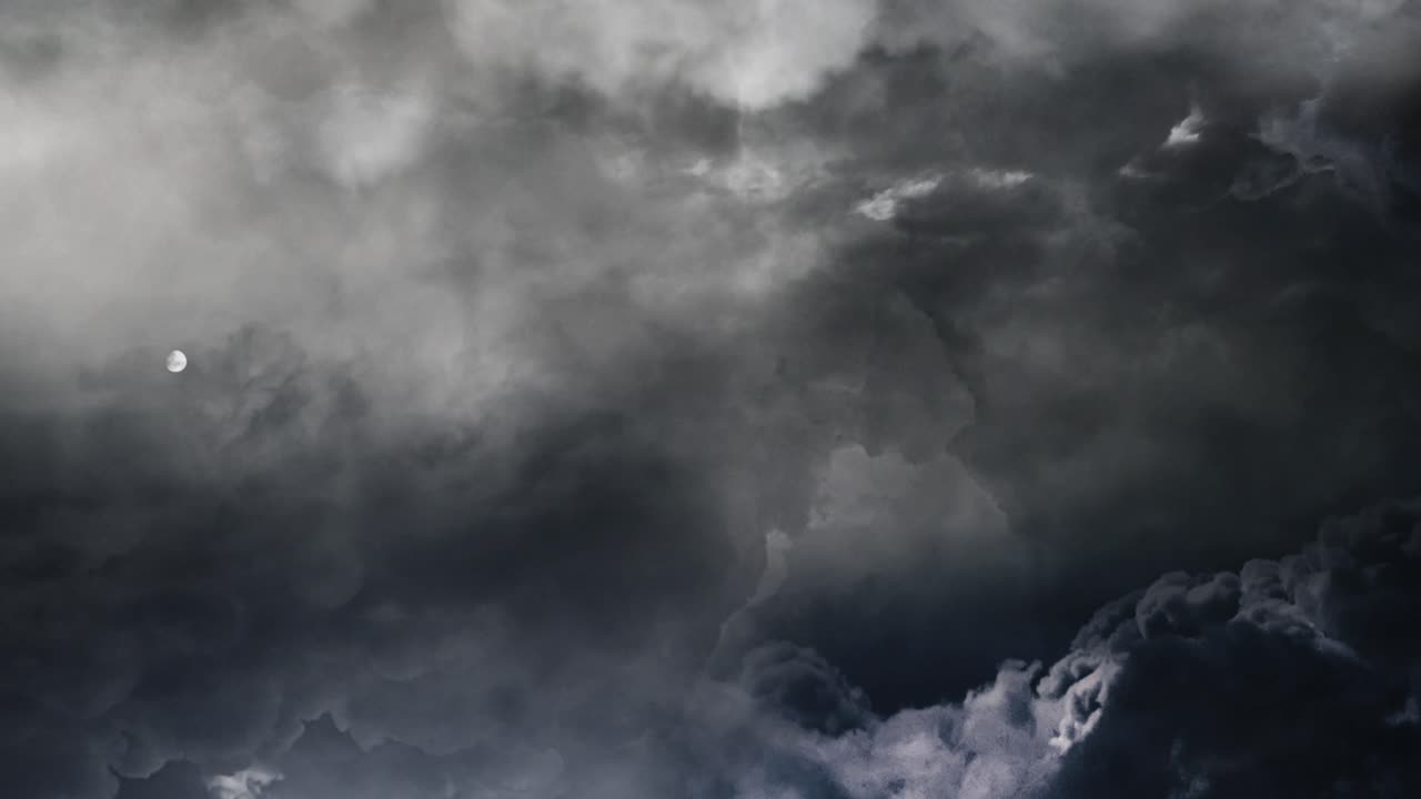 nube oscura de 4k con tormenta