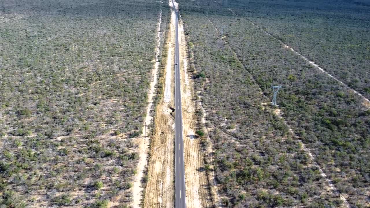 vista aérea de automóviles que circulan por la autopista transpeninsular de norte a sur en baja california sur, méxico