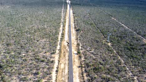 Aerial-view-of-cars-driving-on-the-north-to-south-transpeninsular-highway-in-Baja-California-Sur,-Mexico