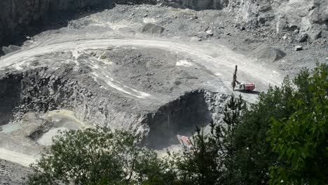 Drohnenaufnahme-über-Beeindruckender-Aussicht-Auf-Den-Noch-In-Betrieb-Befindlichen-Steinbruch-Von-Der-Aussichtsplattform-Guck-Ins-Loch-Aus-Oder-Blick-In-Das-Loch