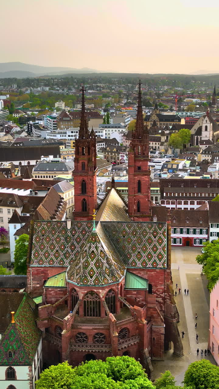 Tampak atas, tampilan drone dari Katedral Basler Munster di Basel, Swiss. Vertikal