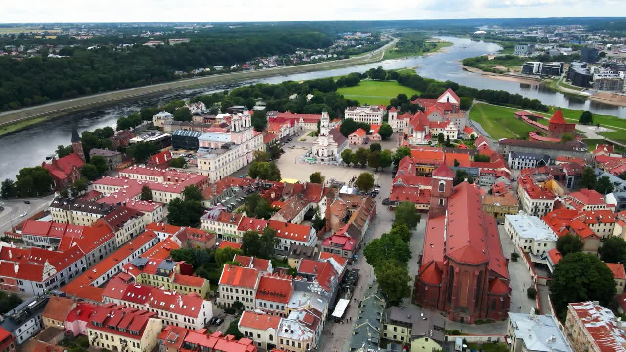 drone filmado sobre el casco antiguo de kaunas con una vista de la catedral de kaunas basílica, ayuntamiento, la iglesia de st