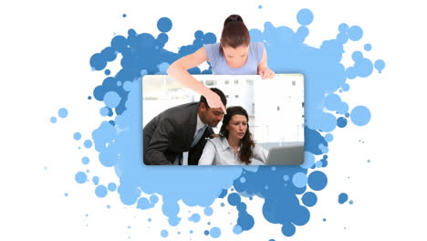 mujer mostrando compañeros de trabajo